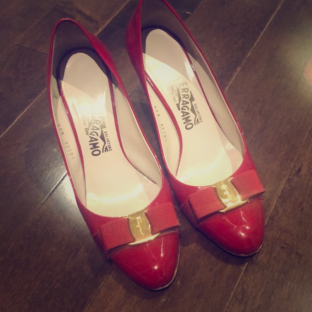 Ferragamo red patent Vara bow pumps 9C fits 9.5-10